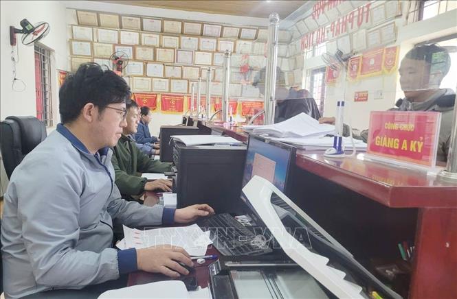 Người dân đến làm thủ tục tại Trung tâm phục vụ hành chính công xã Tủa Sín Chải, tỉnh Lai Châu. Ảnh: Nguyễn Oanh - TTXVN