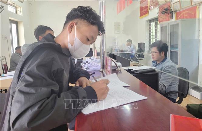 Người dân đến làm thủ tục tại Trung tâm phục vụ hành chính công xã Tủa Sín Chải, tỉnh Lai Châu. Ảnh: Nguyễn Oanh - TTXVN