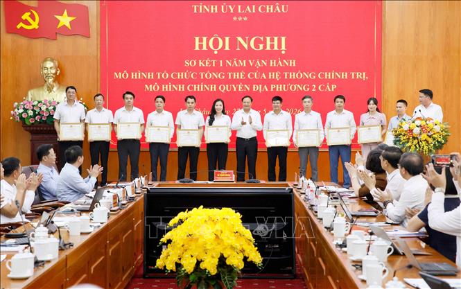 Chủ tịch UBND tỉnh Lai Châu tặng Bằng khen cho 12 tập thể, 17 cá nhân có thành tích xuất sắc. Ảnh: Nguyễn Oanh - TTXVN