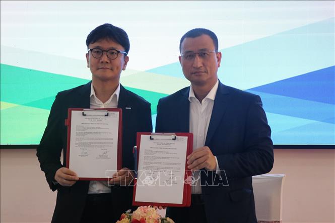 Ký kết các chương trình phối hợp giữa trường Đại học tại Đà Nẵng và doanh nghiệp, góp phần gắn đào tạo với thực tiễn. Ảnh: Khoa Chương - TTXVN