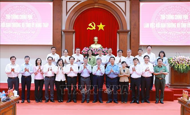 Thủ tướng Lê Minh Hưng với lãnh đạo Tỉnh uỷ Đồng Tháp. Ảnh: Dương Giang – TTXVN 
