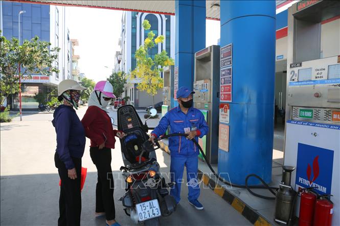 Người mua xăng kỳ vọng, việc sử dụng xăng E10 đóng góp tích cực để bảo vệ môi trường. Ảnh: Minh Thu- TTXVN