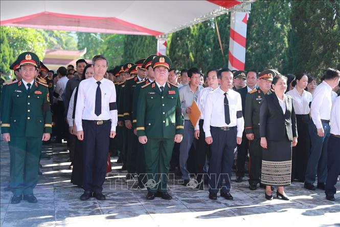Truy điệu và an táng hài cốt liệt sĩ Quân tình nguyện và chuyên gia Việt Nam đã hy sinh anh dũng trên nước bạn Lào. Ảnh: Nguyễn Nam-TTXVN