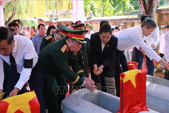 Đại tướng Nguyễn Trọng Nghĩa tham dự lễ truy điệu và an táng hài cốt liệt sĩ Quân tình nguyện và chuyên gia Việt Nam hy sinh trên nước bạn Lào. Ảnh: Nguyễn Nam-TTXVN