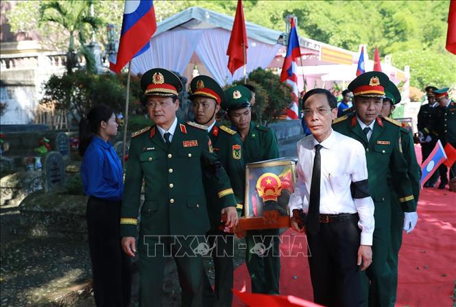 Truy điệu và an táng hài cốt liệt sĩ Quân tình nguyện và chuyên gia Việt Nam hy sinh trên nước bạn Lào. Ảnh: Nguyễn Nam-TTXVN
