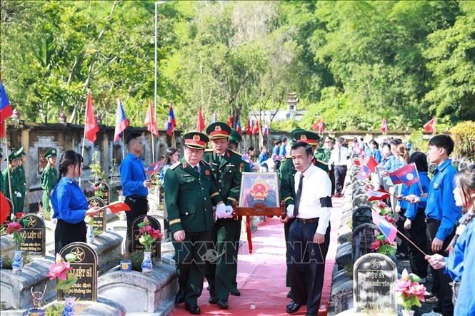 Đại tướng Nguyễn Trọng Nghĩa dự lễ truy điệu và an táng hài cốt liệt sĩ Quân tình nguyện và chuyên gia Việt Nam hy sinh trên nước bạn Lào. Ảnh: Nguyễn Nam-TTXVN
