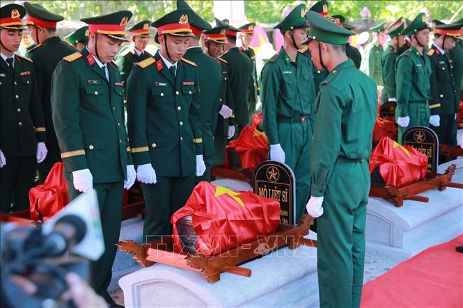 Truy điệu và an táng hài cốt liệt sĩ Quân tình nguyện và chuyên gia Việt Nam hy sinh trên nước bạn Lào. Ảnh: Nguyễn Nam-TTXVN