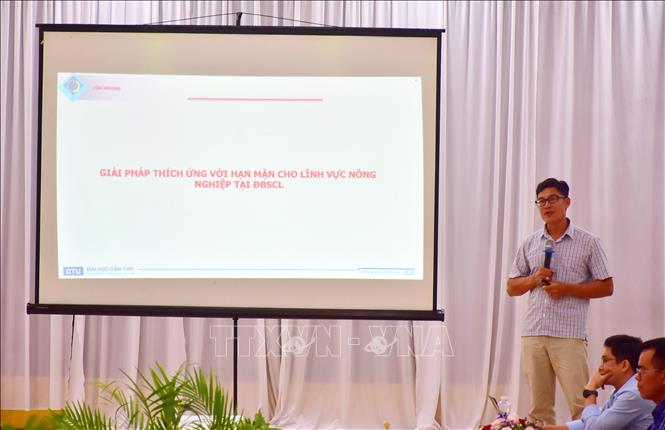 Tiến sĩ Hồng Minh Hoàng, Viện Mekong (Đại học Cần Thơ) trình bày các giải pháp ứng phó hạn mặn, biến đổi khí hậu cho vùng Đồng bằng sông Cửu Long. Ảnh: Thanh Sang-TTXVN 