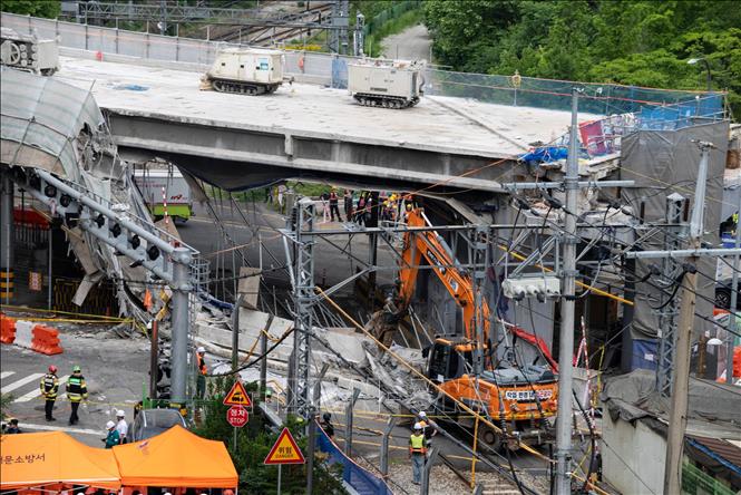 Hiện trường vụ sập một phần cầu vượt ở phía Tây thủ đô Seoul, Hàn Quốc ngày 26/5/2026. Ảnh: Yonhap/TTXVN