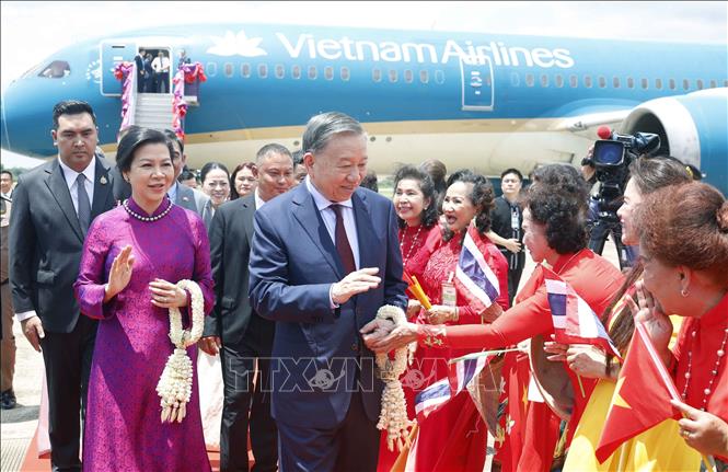 Cán bộ Đại sứ quán, Tổng Lãnh sự quán Việt Nam và cộng đồng người Việt Nam tại Thái Lan đón Tổng Bí thư, Chủ tịch nước Tô Lâm và Phu nhân tại sân bay quốc tế Udon Thani. Ảnh: Thống Nhất – TTXVN