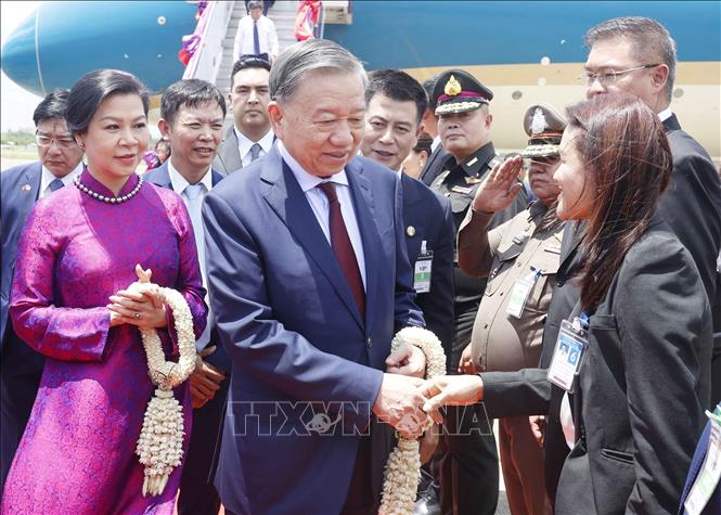 Các quan chức tỉnh Udon Thani đón Tổng Bí thư, Chủ tịch nước Tô Lâm và Phu nhân tại sân bay quốc tế Udon Thani. Ảnh: Thống Nhất – TTXVN