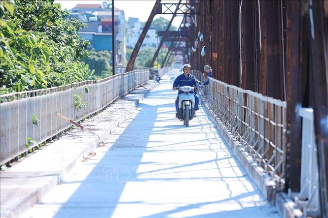 Từ 0h ngày 28/5/2026, xe máy, xe thô sơ và người đi bộ sẽ được phép lưu thông trở lại trên phần đường đi bộ, đường xe máy và xe thô sơ của cầu Long Biên. Ảnh: Hoàng Hiếu - TTXVN