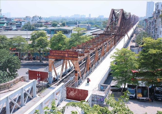 Sau gần 2 tháng thi công, dự án sửa chữa đột xuất phần đường đi bộ, đường xe máy và xe thô sơ hai bên Cầu Long Biên đã hoàn thành, sẵn sàng thông xe từ 0h ngày 28/5. Ảnh: Hoàng Hiếu - TTXVN