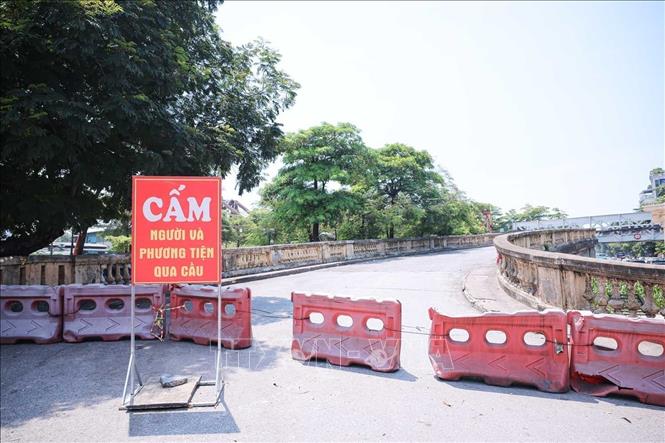 Đến 12h ngày 26/5, lối lên cầu Long Biên từ hướng đường Trần Nhật Duật vẫn được rào chắn. Ảnh: Hoàng Hiếu - TTXVN