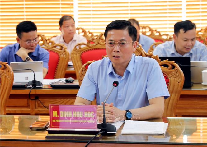 Ông Đinh Hữu Học, Phó Chủ tịch Thường trực UBND tỉnh Lạng Sơn thông tin với AFD về những khó khăn của địa phương trong công tác phòng chống thiên tai, thích ứng với biến đổi khí hậu. Ảnh: Văn Đạt - TTXVN