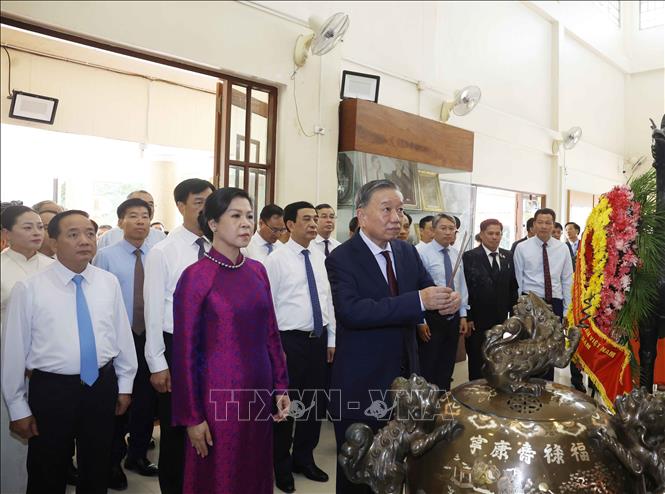 Tổng Bí thư, Chủ tịch nước Tô Lâm và Phu nhân cùng Đoàn đại biểu cấp cao Việt Nam dâng hương, dâng hoa tại Khu di tích Chủ tịch Hồ Chí Minh ở tỉnh Udon Thani (Thái Lan). Ảnh: Thống Nhất – TTXVN