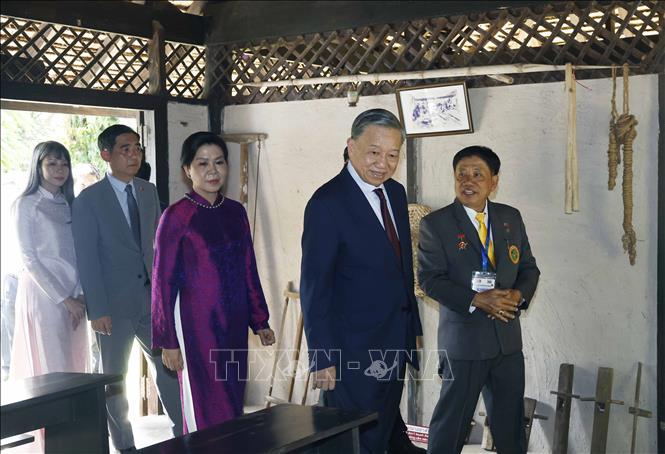 Tổng Bí thư, Chủ tịch nước Tô Lâm và Phu nhân thăm Khu di tích Chủ tịch Hồ Chí Minh ở Udon Thani, nơi Bác Hồ đã từng sống và hoạt động cách mạng trong giai đoạn 1928 - 1929. Ảnh: Thống Nhất – TTXVN