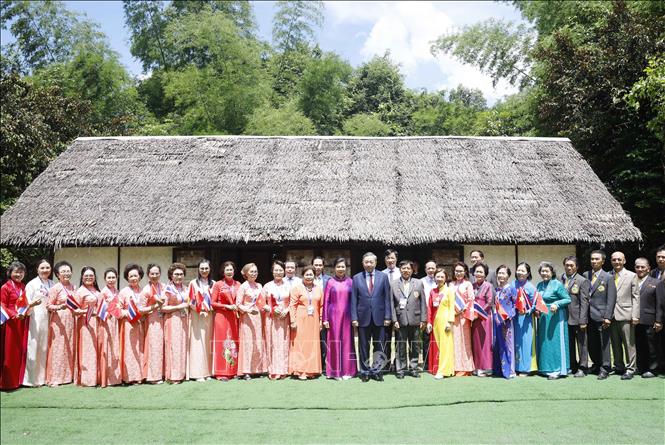 Tổng Bí thư, Chủ tịch nước Tô Lâm và Phu nhân cùng các đại biểu tại Khu di tích Chủ tịch Hồ Chí Minh ở Udon Thani (Thái Lan). Ảnh: Thống Nhất – TTXVN