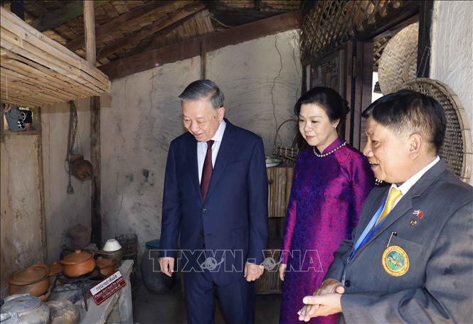 Tổng Bí thư, Chủ tịch nước Tô Lâm và Phu nhân thăm Khu di tích Chủ tịch Hồ Chí Minh ở Udon Thani, nơi Bác Hồ đã từng sống và hoạt động cách mạng trong giai đoạn 1928 - 1929. Ảnh: Thống Nhất – TTXVN