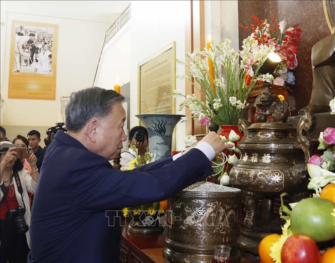 Tổng Bí thư, Chủ tịch nước Tô Lâm thành kính dâng hương tưởng niệm Bác Hồ tại Khu di tích Chủ tịch Hồ Chí Minh ở tỉnh Udon Thani. Ảnh: Thống Nhất – TTXVN
