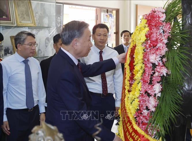 Tổng Bí thư, Chủ tịch nước Tô Lâm dâng hoa tưởng niệm Bác Hồ tại Khu di tích Chủ tịch Hồ Chí Minh ở tỉnh Udon Thani. Ảnh: Thống Nhất – TTXVN