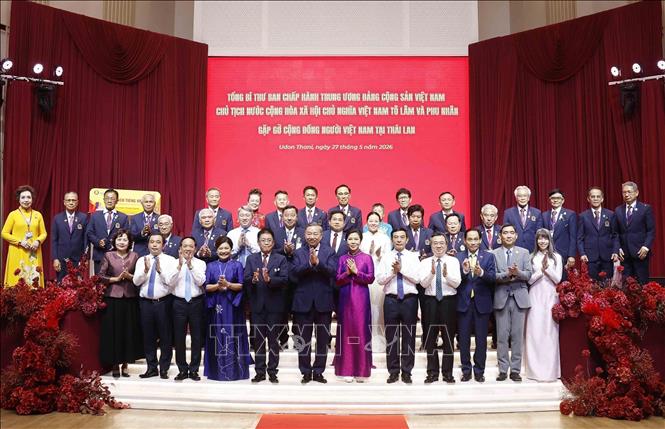 Tổng Bí thư, Chủ tịch nước Tô Lâm và Phu nhân cùng đại biểu chụp ảnh chung với đại diện cộng đồng người Việt Nam tại Thái Lan. Ảnh: Thống Nhất – TTXVN