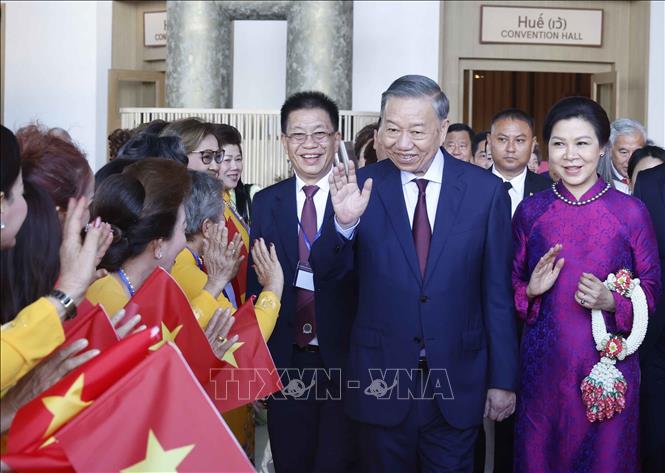 Tổng Bí thư, Chủ tịch nước Tô Lâm và Phu nhân gặp gỡ cộng đồng người Việt Nam tại Thái Lan. Ảnh: Thống Nhất – TTXVN
