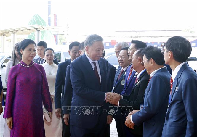 Tổng Bí thư, Chủ tịch nước Tô Lâm và Phu nhân gặp gỡ cộng đồng người Việt Nam tại Thái Lan. Ảnh: Thống Nhất – TTXVN