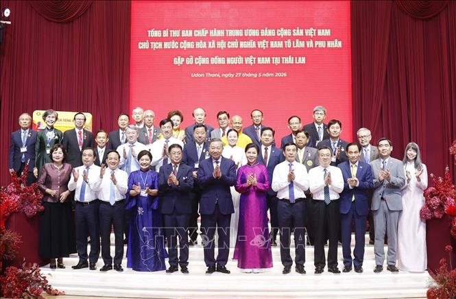 Tổng Bí thư, Chủ tịch nước Tô Lâm và Phu nhân cùng đại biểu chụp ảnh chung với đại diện cộng đồng người Việt Nam tại Thái Lan. Ảnh: Thống Nhất – TTXVN