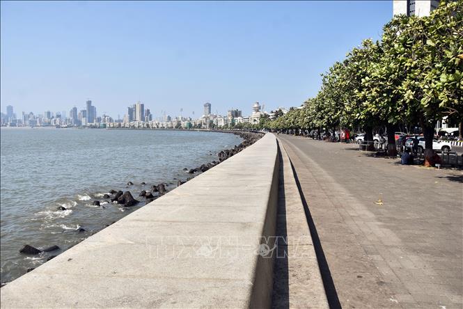 Cảnh vắng vẻ trong ngày nắng nóng tại Mumbai, Ấn Độ. Ảnh: ANI/TTXVN
