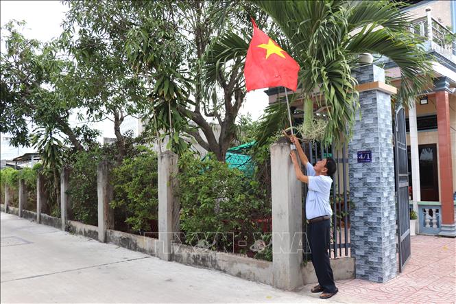 Hẻm số 1 đường Nguyễn Văn Siêu sau khi nâng cấp, được lắp đặt hệ thống phòng cháy chữa cháy, cột cắm cờ trước cổng mỗi nhà dân phục vụ các dịp lễ, tết. Ảnh: Đức Hạnh - TTXVN