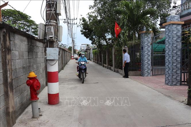 Hẻm số 1 đường Nguyễn Văn Siêu sau khi nâng cấp, ô tô qua hẻm có thể tránh nhau, đồng thời được lắp đặt hệ thống phòng cháy chữa cháy. Ảnh: Đức Hạnh - TTXVN
