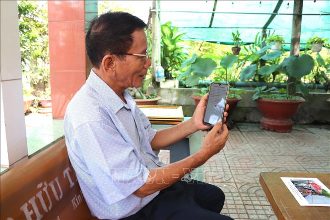 Ông Đào Viết Hiện, Bí thư Chi bộ kiêm Trưởng ấp Bến Lức 3, cho biết, làm tốt chuyển đổi số thì thực hiện các nhiệm vụ khác cũng thuận lợi hơn rất nhiều. Ảnh: Đức Hạnh - TTXVN