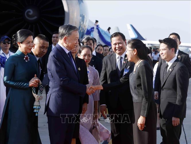 Phó Thủ tướng Thái Lan Pakorn Nilprapunt cùng một số quan chức Chính phủ, Đại sứ Thái Lan tại Việt Nam Urawadee Sriphiromya đón Tổng Bí thư, Chủ tịch nước Tô Lâm và Phu nhân tại sân bay quốc tế Don Mueng, Bangkok. Ảnh: Thống Nhất – TTXVN