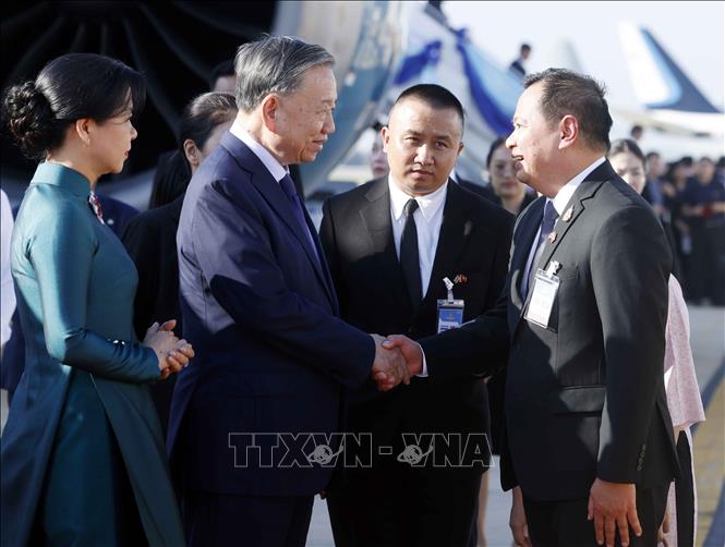 Phó Thủ tướng Thái Lan Pakorn Nilprapunt đón Tổng Bí thư, Chủ tịch nước Tô Lâm và Phu nhân tại sân bay quốc tế Don Mueng, Bangkok. Ảnh: Thống Nhất – TTXVN