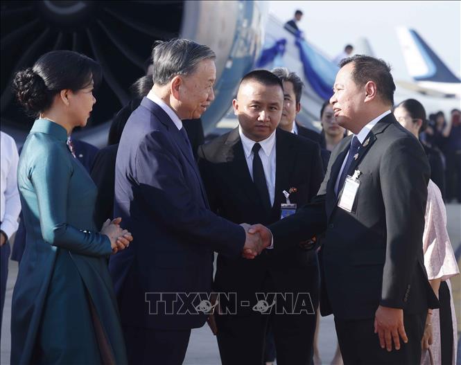 Phó Thủ tướng Thái Lan Pakorn Nilprapunt đón Tổng Bí thư, Chủ tịch nước Tô Lâm và Phu nhân tại sân bay quốc tế Don Mueng, Bangkok. Ảnh: Thống Nhất – TTXVN