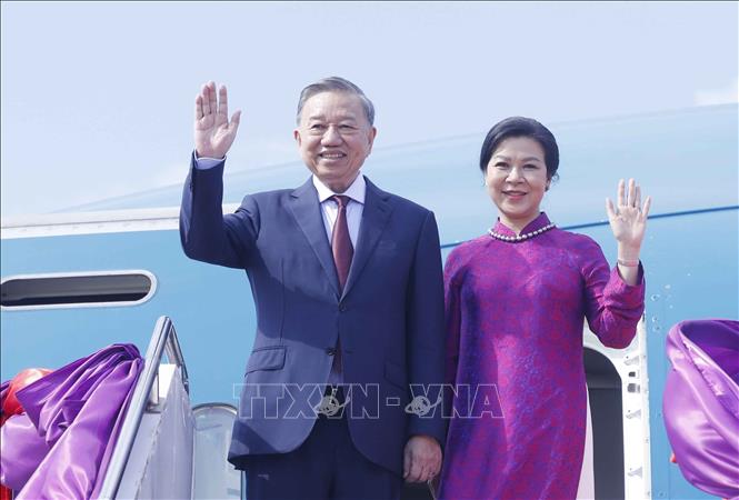 Tổng Bí thư, Chủ tịch nước Tô Lâm và Phu nhân tại sân bay quốc tế Udon Thani. Ảnh: Thống Nhất – TTXVN