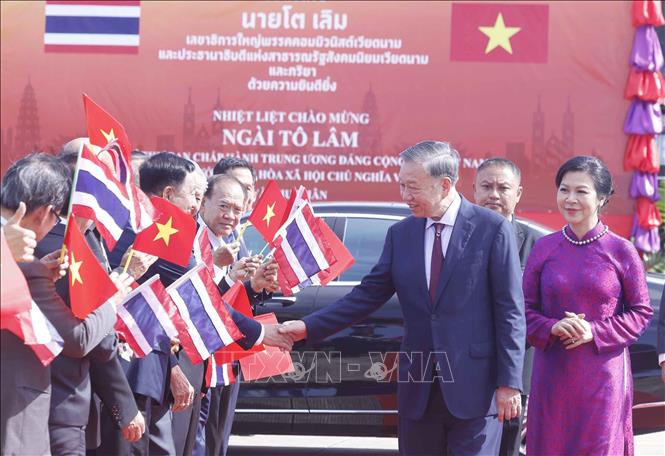 Tổng Bí thư, Chủ tịch nước Tô Lâm và Phu nhân tại sân bay quốc tế Udon Thani. Ảnh: Thống Nhất – TTXVN