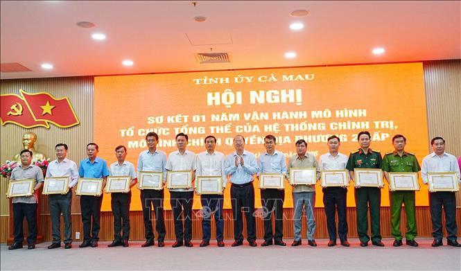 Khen thưởng các tập thể có thành tích sau 1 năm thực hiện. Ảnh: Trung Hiếu - TTXVN