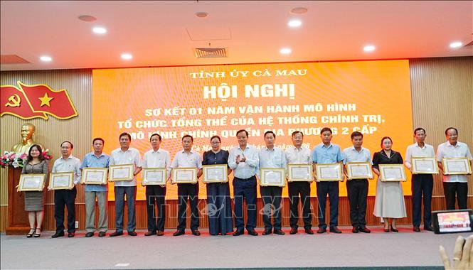 Khen thưởng các tập thể có thành tích sau 1 năm thực hiện. Ảnh: Trung Hiếu - TTXVN