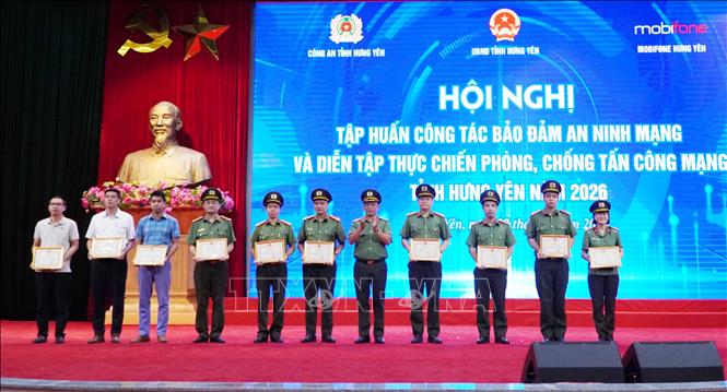 Các cá nhân tiêu biểu trong công tác diễn tập thực chiến phòng, chống tấn công mạng trên địa bàn tỉnh được tặng Giấy khen của Giám đốc Công an tỉnh Hưng Yên. Ảnh: Nguyễn Công Hải - TTXVN