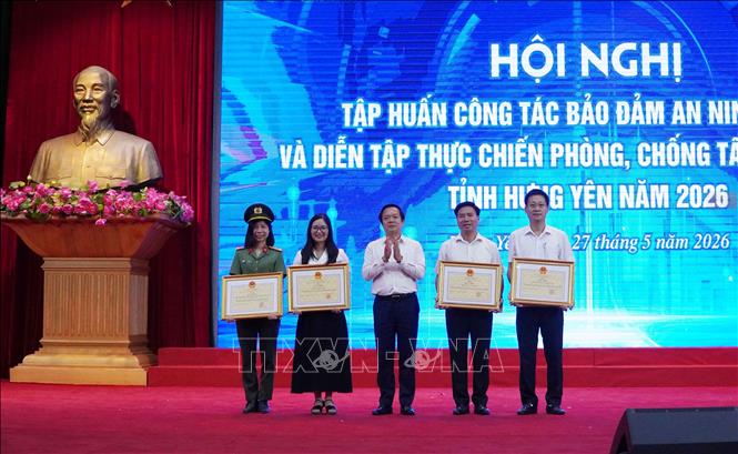 Các tập thể, cá nhân tiêu biểu trong công tác diễn tập thực chiến phòng, chống tấn công mạng trên địa bàn tỉnh được tặng Bằng khen của Chủ tịch UBND tỉnh Hưng Yên. Ảnh: Nguyễn Công Hải - TTXVN