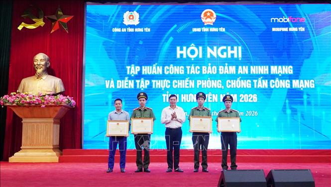 Các tập thể, cá nhân tiêu biểu trong công tác diễn tập thực chiến phòng, chống tấn công mạng trên địa bàn tỉnh được tặng Bằng khen của Chủ tịch UBND tỉnh Hưng Yên. Ảnh: Nguyễn Công Hải - TTXVN
