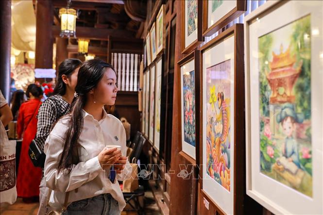 Người dân tham quan Triển lãm. Ảnh: Khánh Hoà - TTXVN 