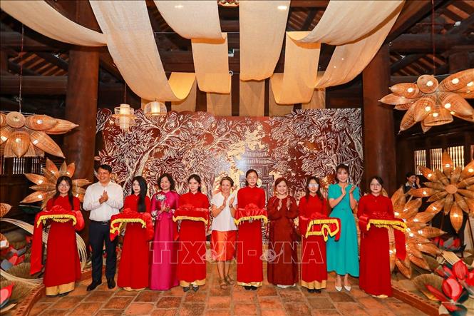 Các đại biểu cắt băng khai mạc triển lãm. Ảnh: Khánh Hoà - TTXVN 