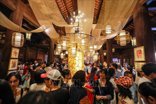 Triển lãm nghệ thuật “SĨ TỬ 3 - CHUYỆN SĨ TỬ” là một cuộc gặp gỡ nhiều cảm xúc giữa nghệ thuật, ký ức học đường và đạo học của nhiều thế hệ học sinh Việt Nam. Ảnh: Khánh Hoà - TTXVN 