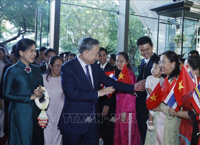 Cán bộ, nhân viên Đại sứ quán và cộng đồng ngườì Việt Nam tại Thái Lan đón Tổng Bí thư, Chủ tịch nước Tô Lâm và Phu nhân. Ảnh: Thống Nhất – TTXVN