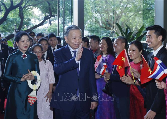 Cán bộ, nhân viên Đại sứ quán và cộng đồng ngườì Việt Nam tại Thái Lan đón Tổng Bí thư, Chủ tịch nước Tô Lâm và Phu nhân. Ảnh: Thống Nhất – TTXVN