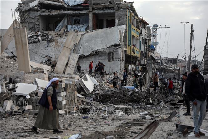 Tòa nhà tại phía Đông Nam thành phố Gaza bị phá hủy sau cuộc không kích của Israel. Ảnh: THX/TTXVN