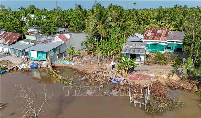 Điểm sạt lở sông Rạch Mọp trên địa bàn ấp Phụng An, xã Nhơn Mỹ, thành phố Cần Thơ nhìn từ trên cao. Ảnh: Thanh Liêm - TTXVN